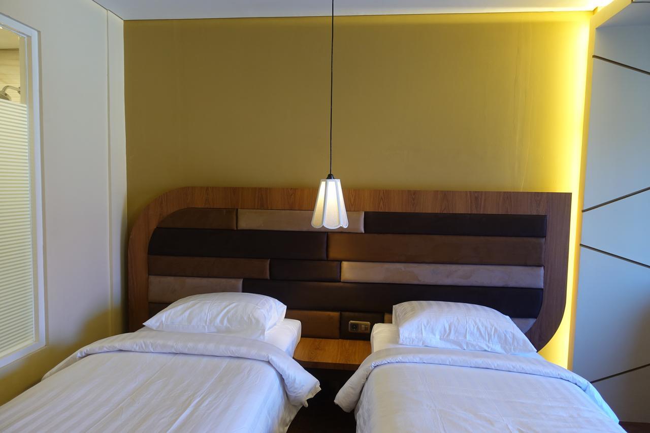 M Hotel Kupang Kupang  Kültér fotó